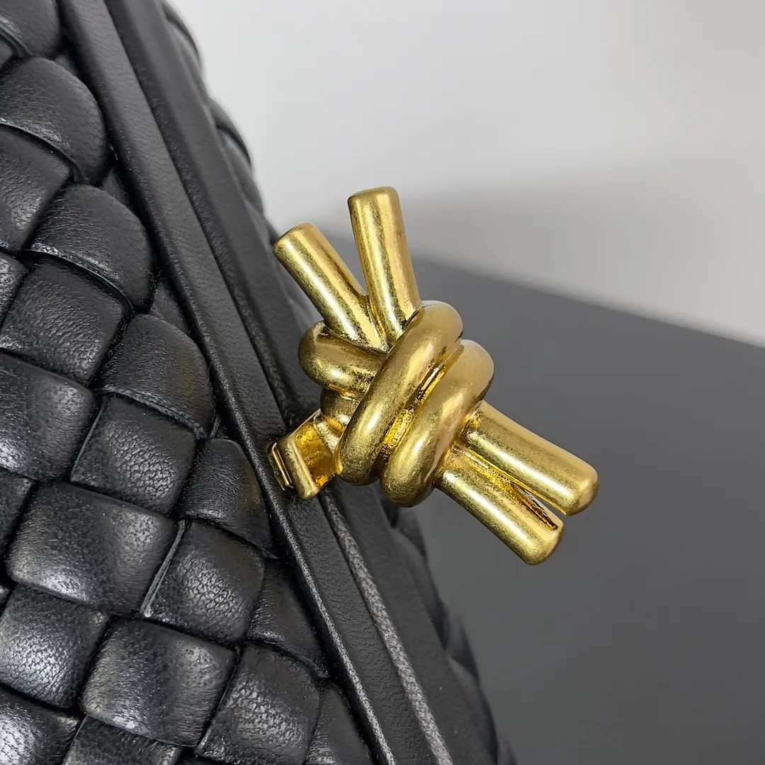 Batch 1860 BV Knot | The classic return of the evening bag. Original leather ➕ Stainless steel hardware ➕ 24k real gold plating ➕ Fully handmade. Those who know the history of our brand should have heard that the knot is a story of Bottega Veneta, and it is also one of the more important design elements. Matthieu Blazy's work this season sublimates Knot's classics, with a new knot design and a woven shoulder strap, plus Fouland Intreccio's weaving technology, adding some fashion to the retro and nostalgic feel of the past. Style number: 717622 Size: 20.5*6*12.5